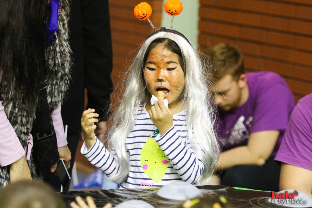 Impreza Halloween. Wampiry i wiedźmy dłubią w dyniach! FOTO