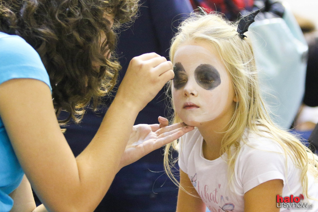 Impreza Halloween. Wampiry i wiedźmy dłubią w dyniach! FOTO