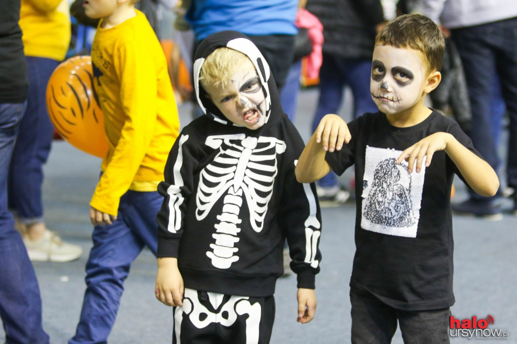 Impreza Halloween. Wampiry i wiedźmy dłubią w dyniach! FOTO