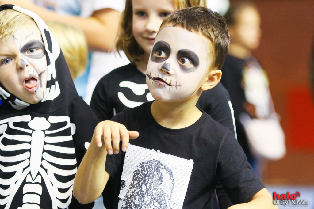 Impreza Halloween. Wampiry i wiedźmy dłubią w dyniach! FOTO
