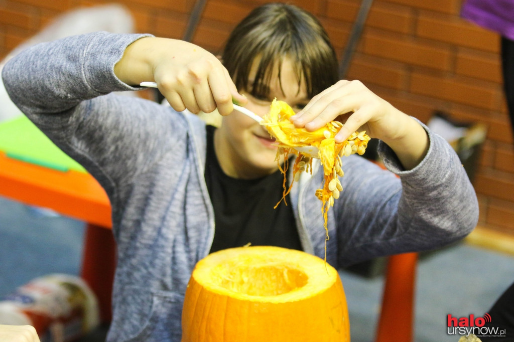 Impreza Halloween. Wampiry i wiedźmy dłubią w dyniach! FOTO