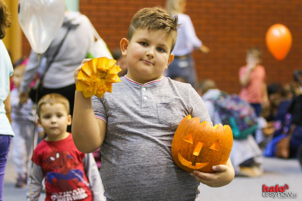 Impreza Halloween. Wampiry i wiedźmy dłubią w dyniach! FOTO