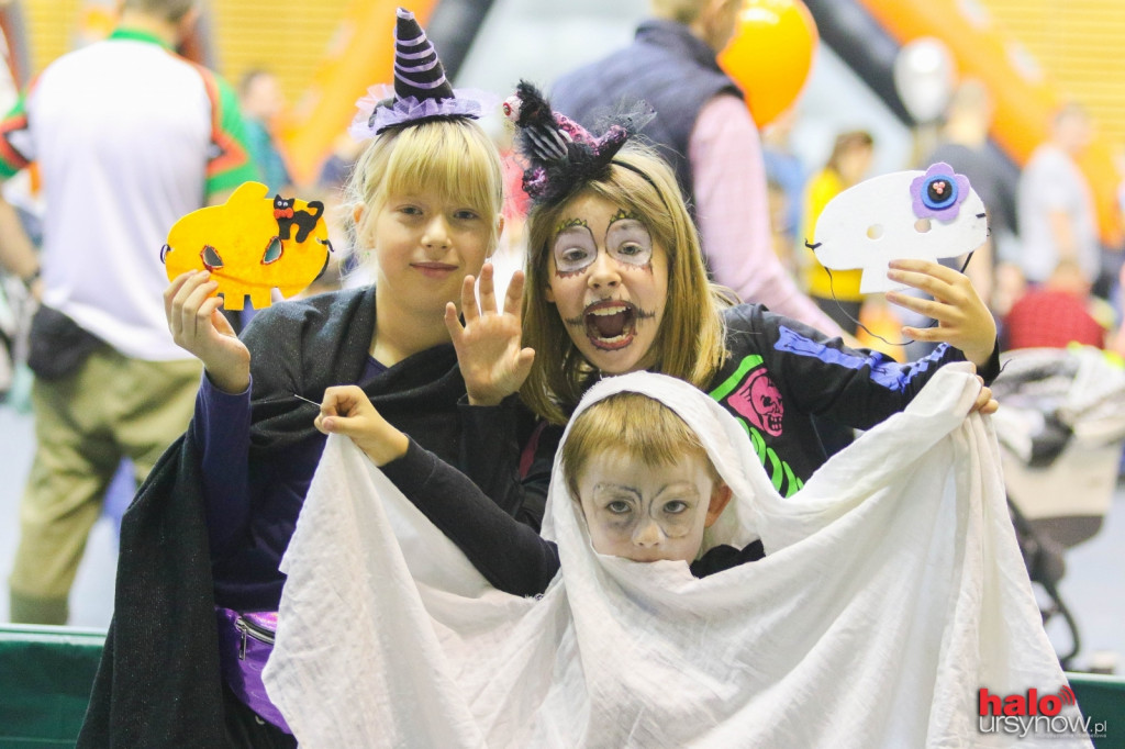 Impreza Halloween. Wampiry i wiedźmy dłubią w dyniach! FOTO