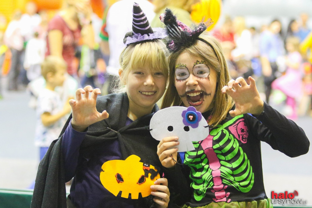 Impreza Halloween. Wampiry i wiedźmy dłubią w dyniach! FOTO
