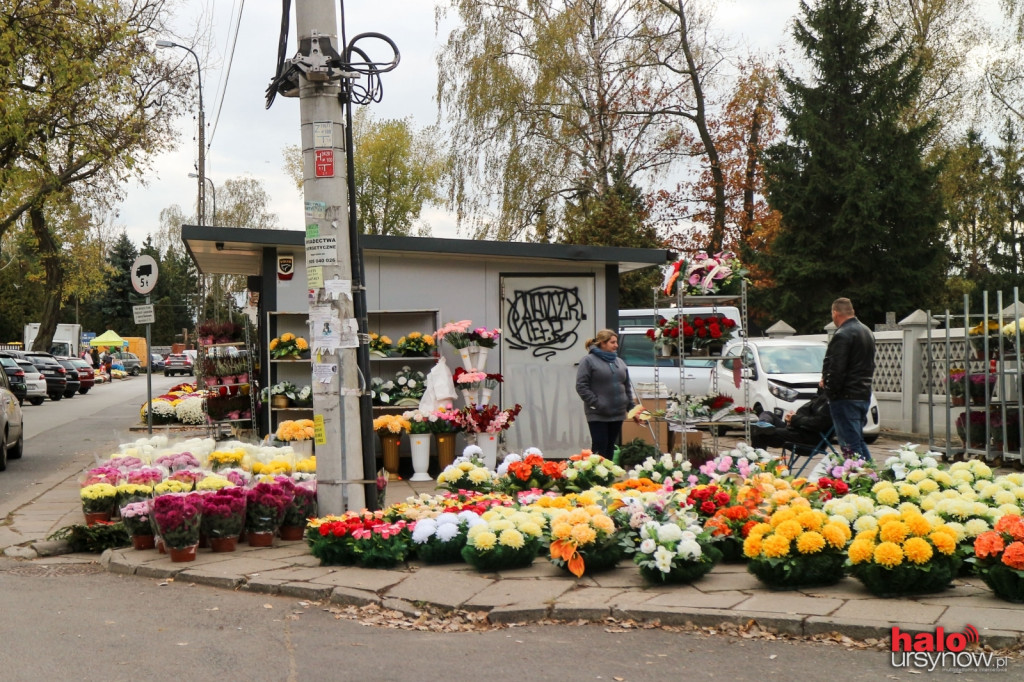 Ostatnie przygotowania do Wszystkich Świętych na Ursynowskich cmentarzach. FOTO
