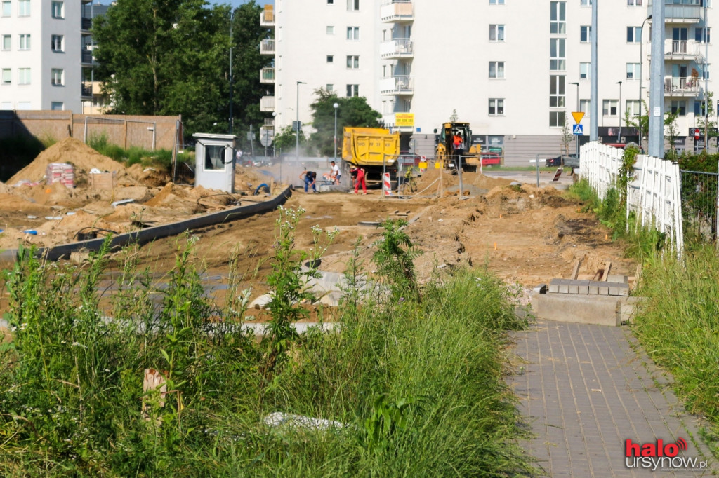 Za kabackim Tesco budują ulicę i chodniki. Będzie nowy skrót dla kierowców?