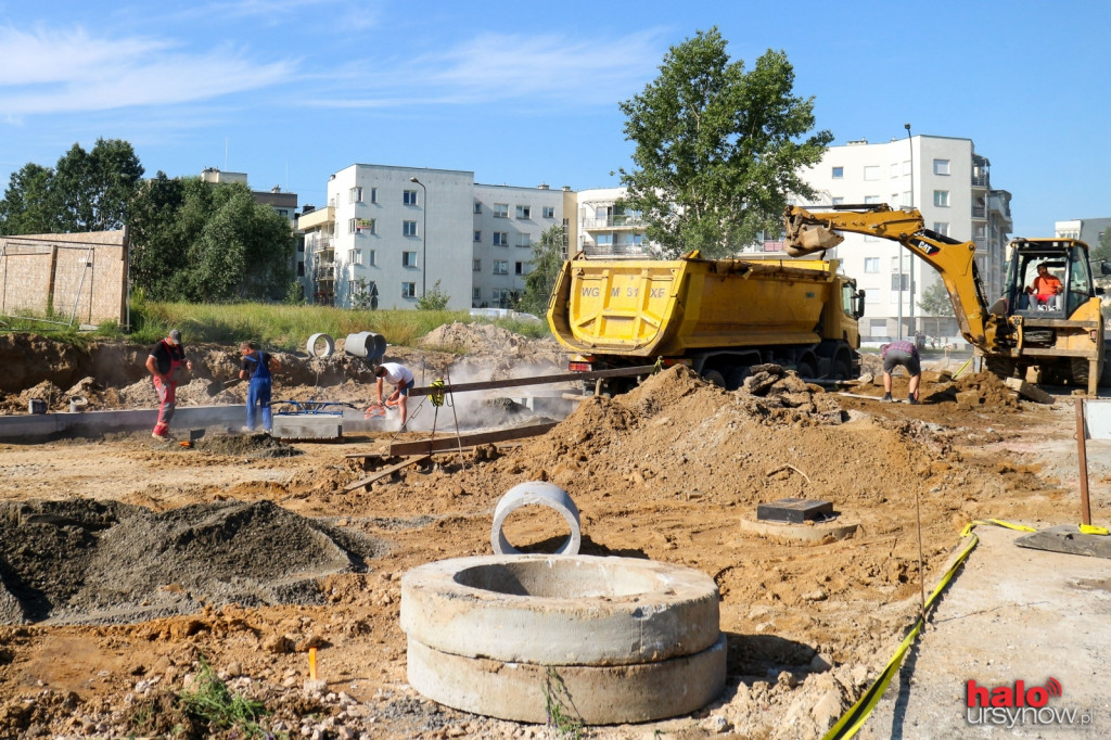 Za kabackim Tesco budują ulicę i chodniki. Będzie nowy skrót dla kierowców?