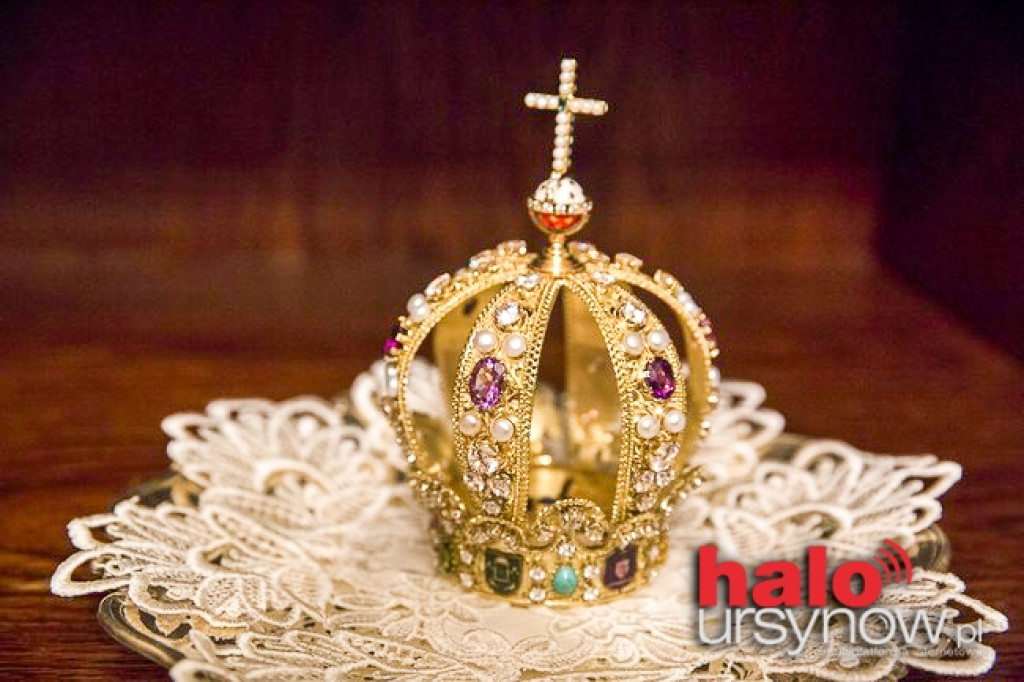 Koronacja Matki Bożej z Lujan. Figura została przyozdobiona w prawdziwe złoto i perły