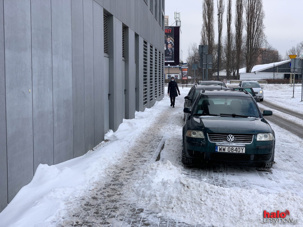 Fusy już dbają o przyczepność na chodniku pod ratuszem. Czy na pewno są takie eko?