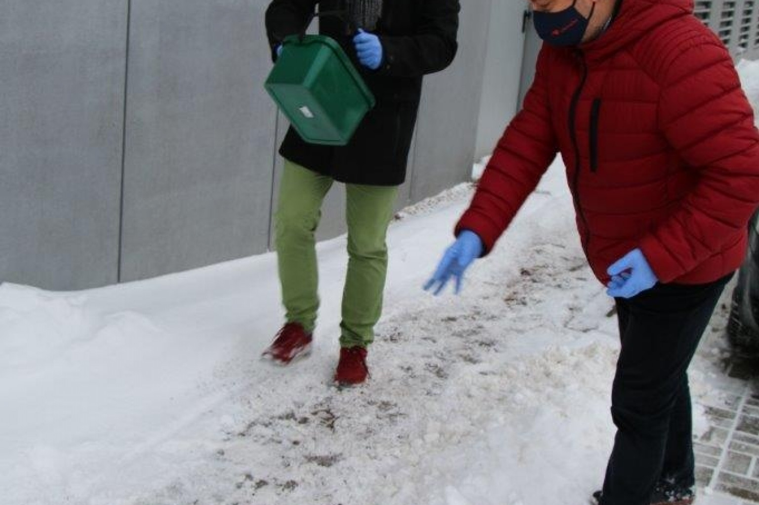 Fusy już dbają o przyczepność na chodniku pod ratuszem. Czy na pewno są takie eko?