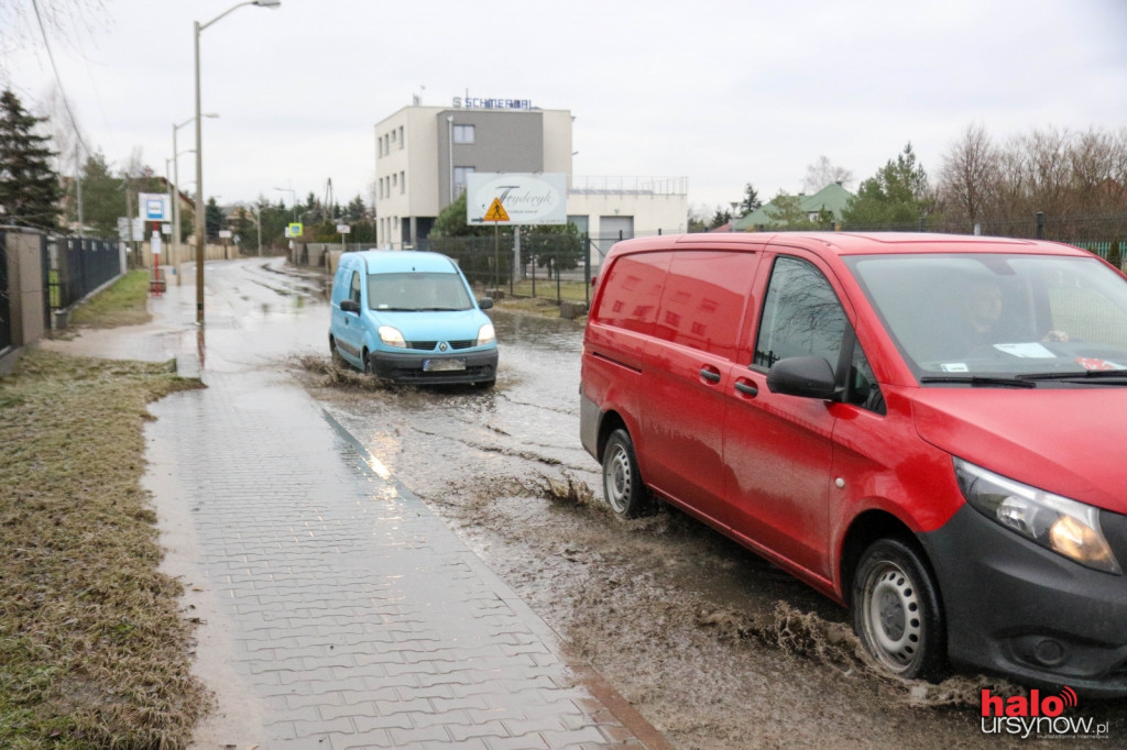 Ogromna kałuża na Baletowej, a raczej Basenowej. Mieszkańcy doczekają się jednak kanalizacji. Za parę lat