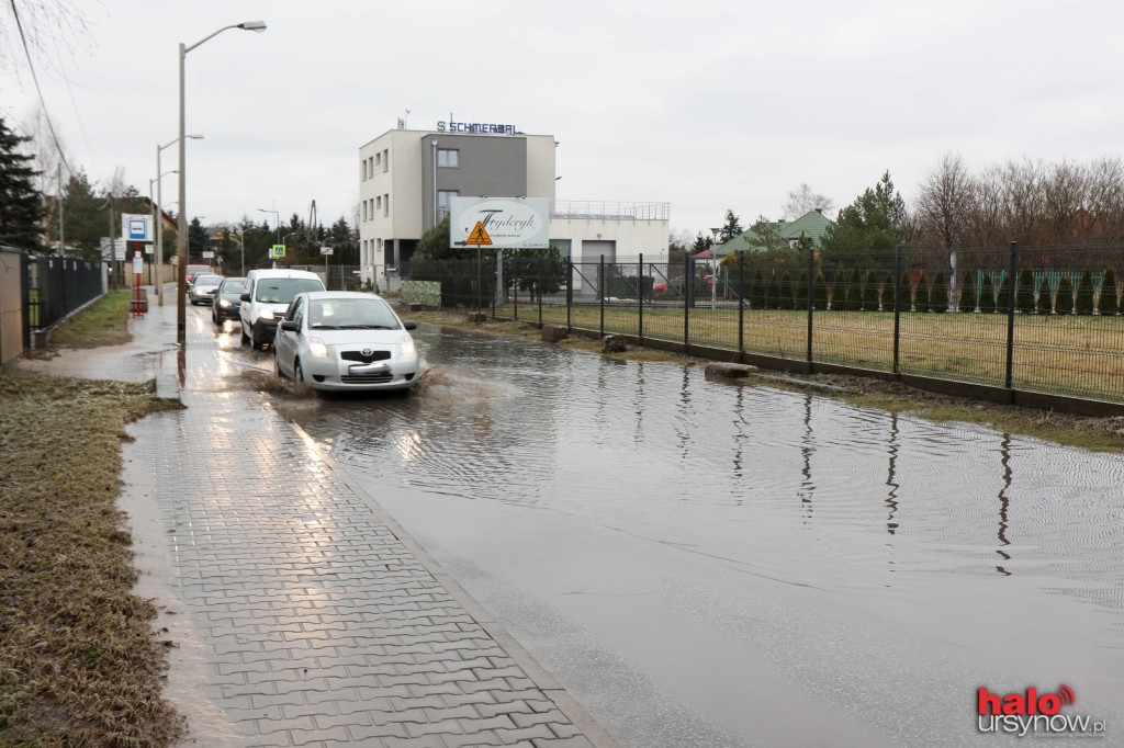 Ogromna kałuża na Baletowej, a raczej Basenowej. Mieszkańcy doczekają się jednak kanalizacji. Za parę lat