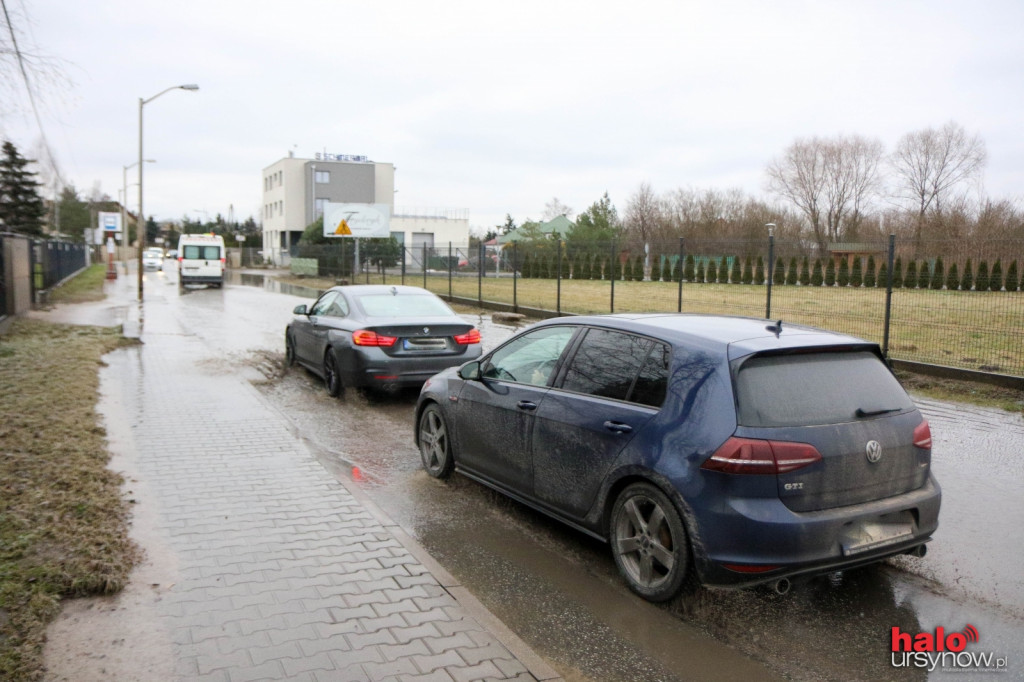 Ogromna kałuża na Baletowej, a raczej Basenowej. Mieszkańcy doczekają się jednak kanalizacji. Za parę lat