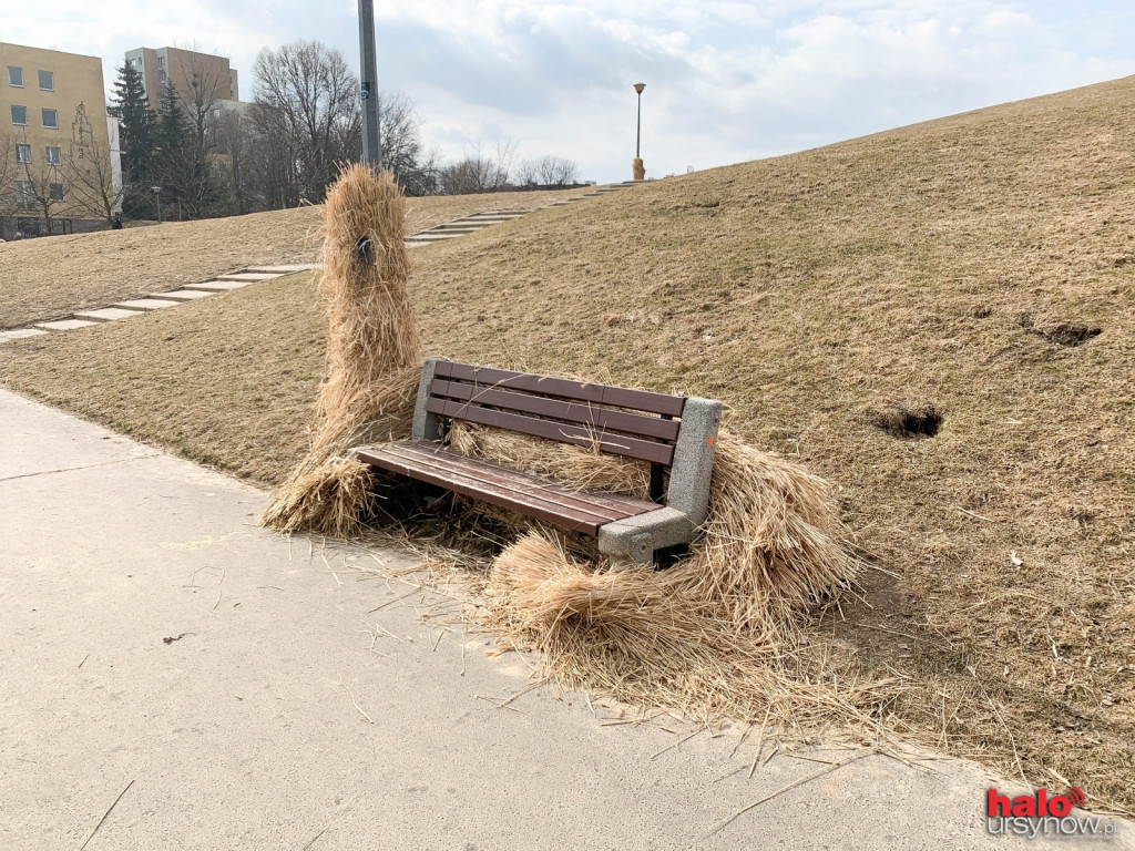 Po zimowym zjeżdżaniu na sankach zostały wspomnienia i... góra siana. Kiedy zniknie?