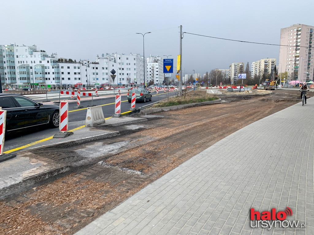 Rondo Krahelskiej powróciło, ale piesi wciąż chodzą naokoło