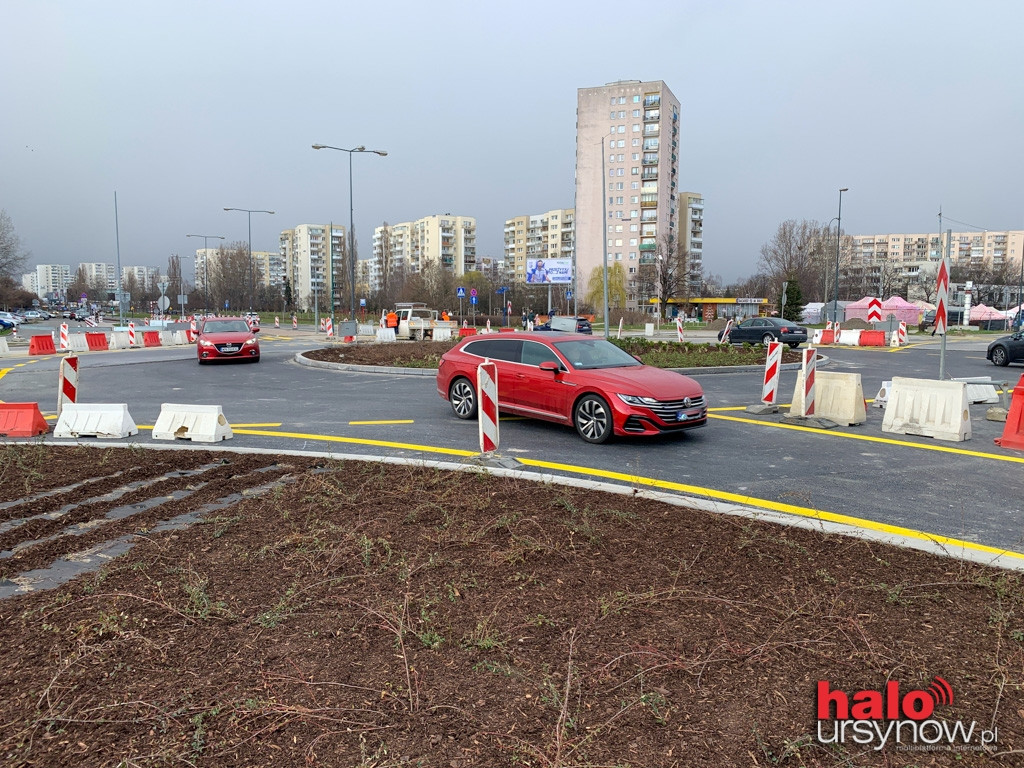 Rondo Krahelskiej powróciło, ale piesi wciąż chodzą naokoło