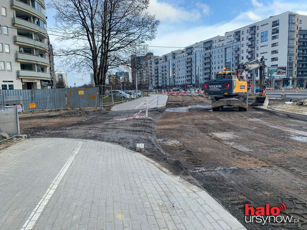 Rondo Krahelskiej powróciło, ale piesi wciąż chodzą naokoło