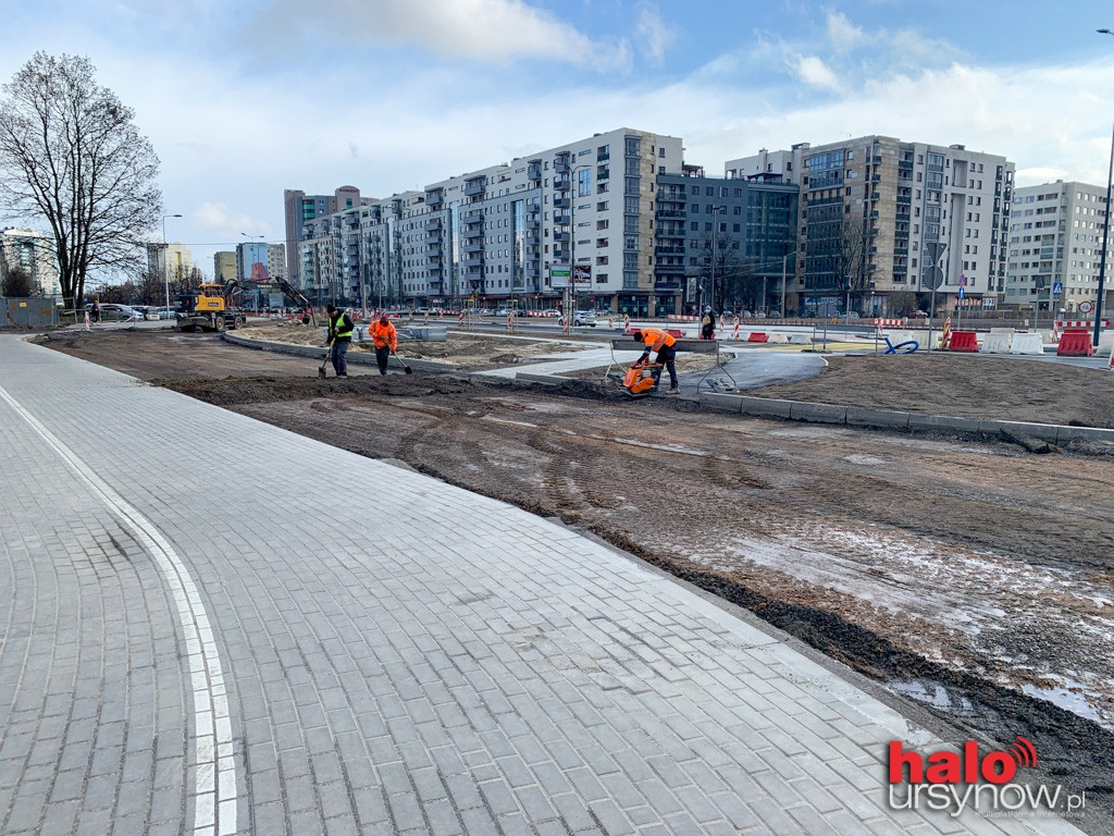 Rondo Krahelskiej powróciło, ale piesi wciąż chodzą naokoło