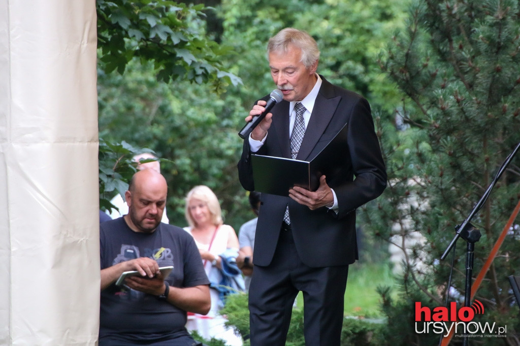Klasyczne walce w parku Jana Pawła II.