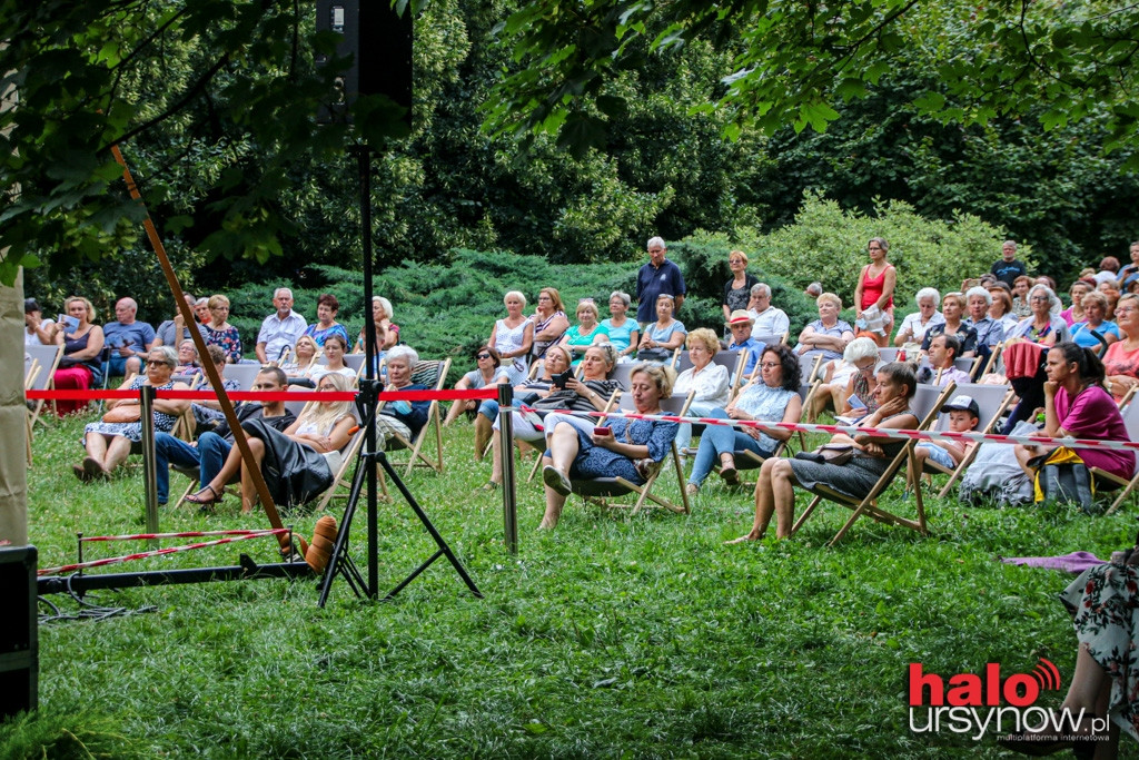 Klasyczne walce w parku Jana Pawła II.