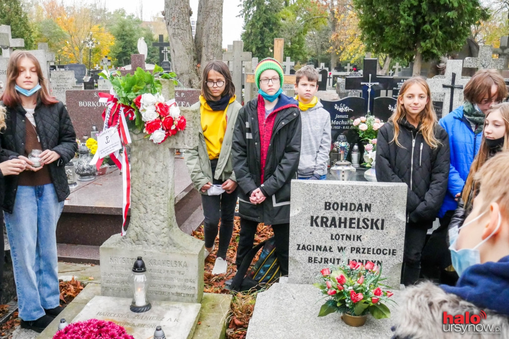Pamięć o Krahelskiej żywa wśród ursynowskich uczniów. Odwiedzili jej grób i zapalili znicz