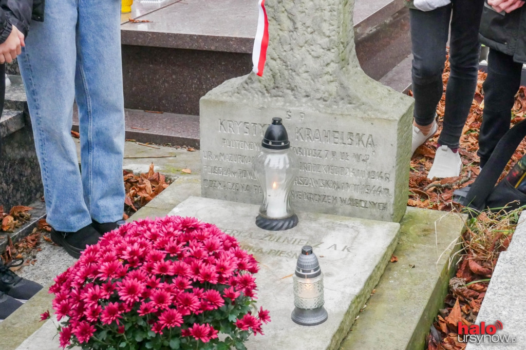 Pamięć o Krahelskiej żywa wśród ursynowskich uczniów. Odwiedzili jej grób i zapalili znicz