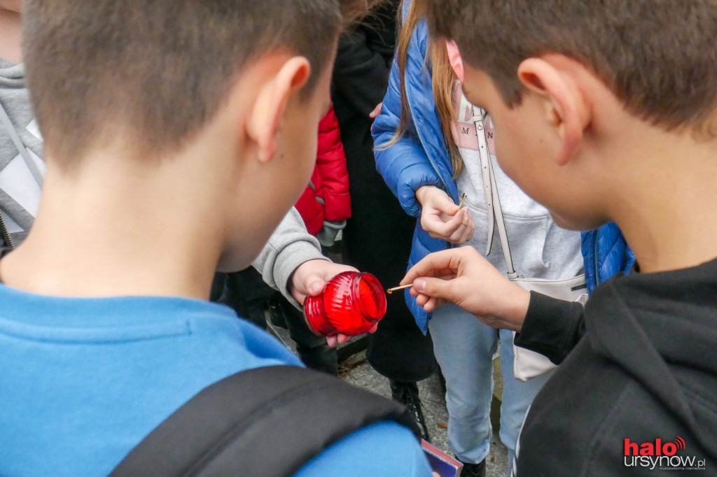 Pamięć o Krahelskiej żywa wśród ursynowskich uczniów. Odwiedzili jej grób i zapalili znicz