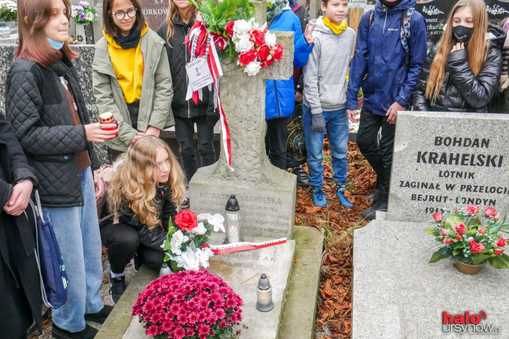 Pamięć o Krahelskiej żywa wśród ursynowskich uczniów. Odwiedzili jej grób i zapalili znicz
