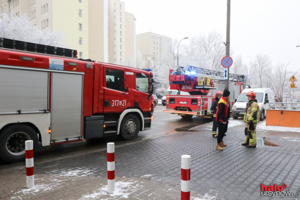 Pożar w wieżowcu przy al. KEN. Dym rozniósł się po całym garażu