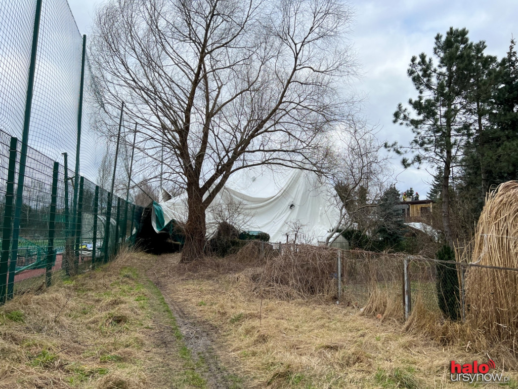 Balon piłkarski z Koncertowej zdmuchnięty przez wichurę
