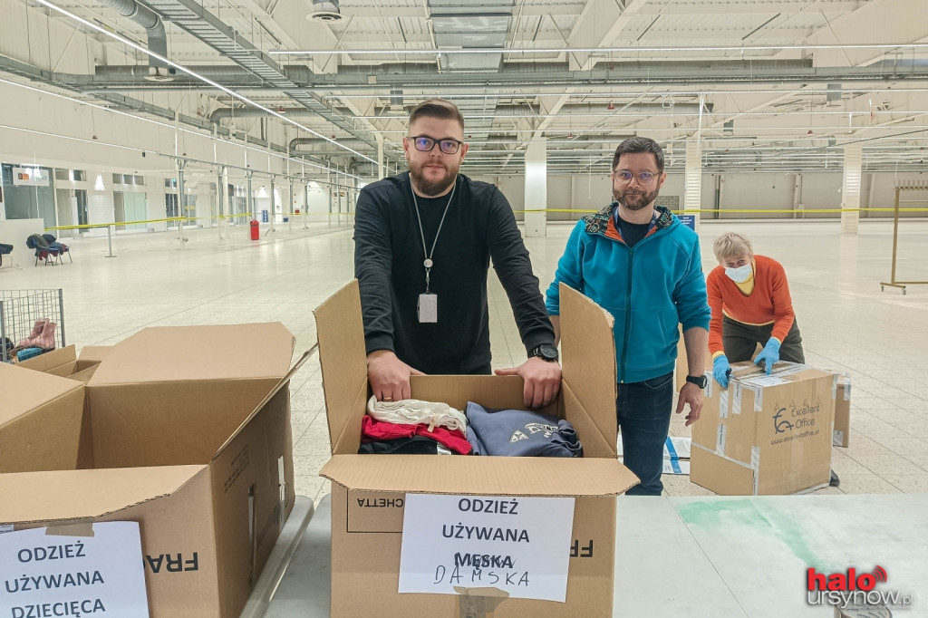 Zbiórka odzieży dla uchodźców w blaszaku po Tesco