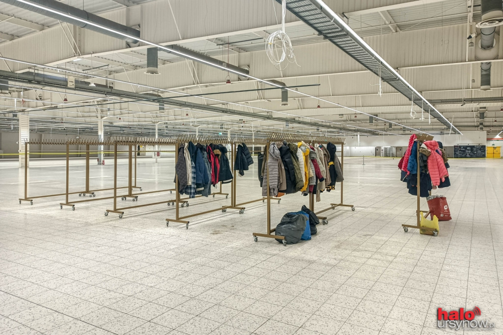 Zbiórka odzieży dla uchodźców w blaszaku po Tesco