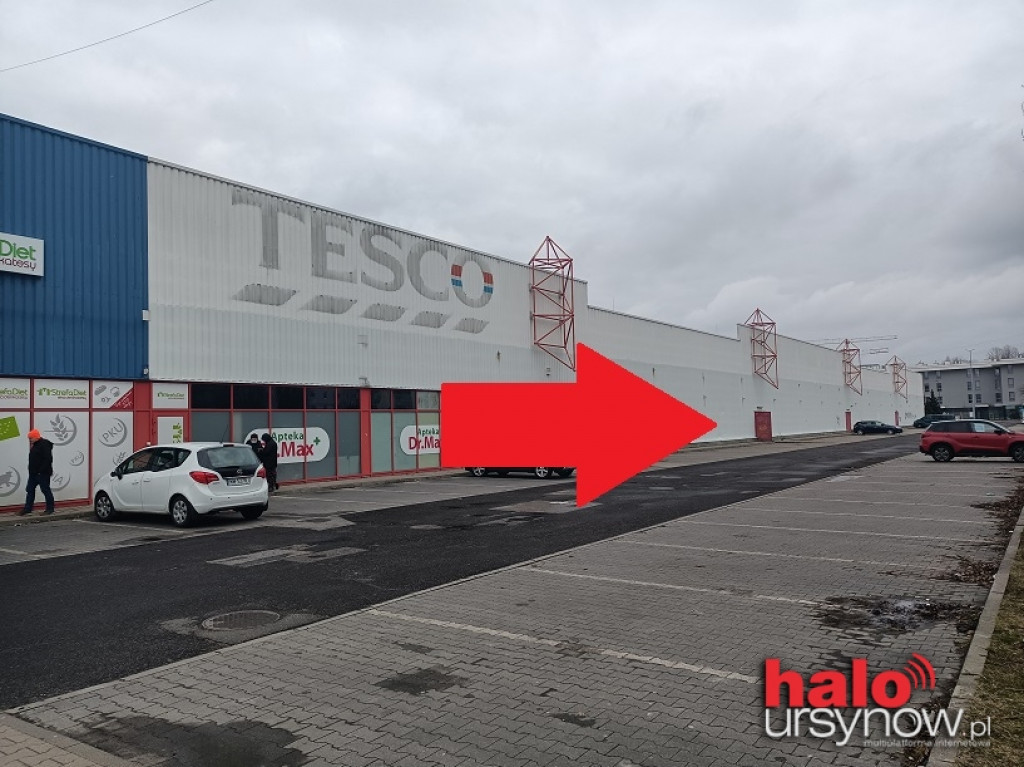 Zbiórka odzieży dla uchodźców w blaszaku po Tesco