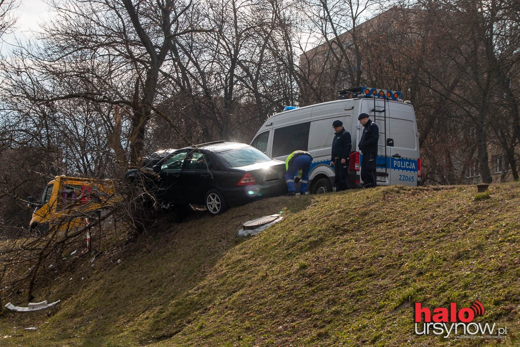 Al. KEN: Kierowca wbił się autem w drzewo i latarnię. Był pijany