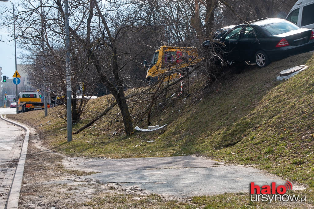 Al. KEN: Kierowca wbił się autem w drzewo i latarnię. Był pijany