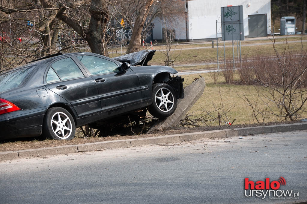 Al. KEN: Kierowca wbił się autem w drzewo i latarnię. Był pijany