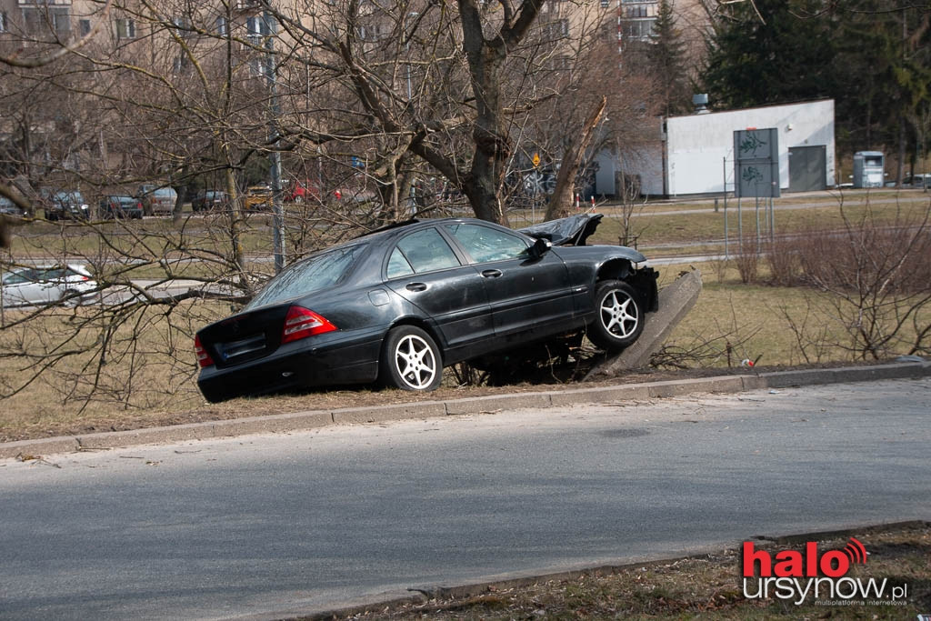 Al. KEN: Kierowca wbił się autem w drzewo i latarnię. Był pijany