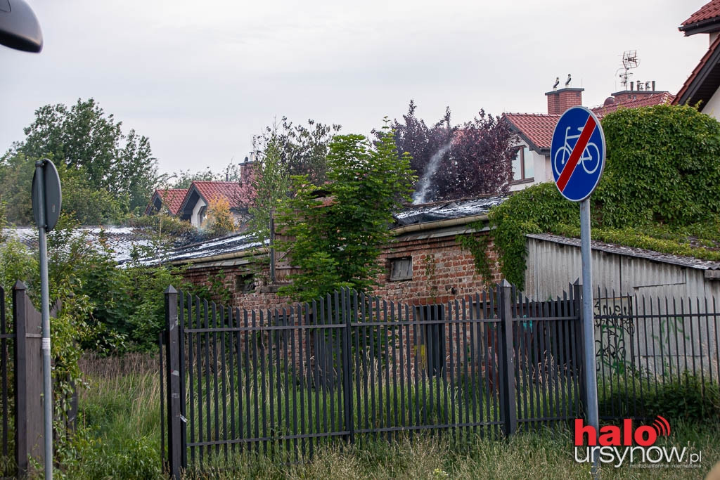 Pożar na Kabatach. Ogień strawił dach pustostanu FOTO