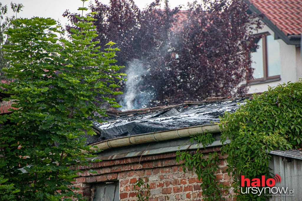 Pożar na Kabatach. Ogień strawił dach pustostanu FOTO