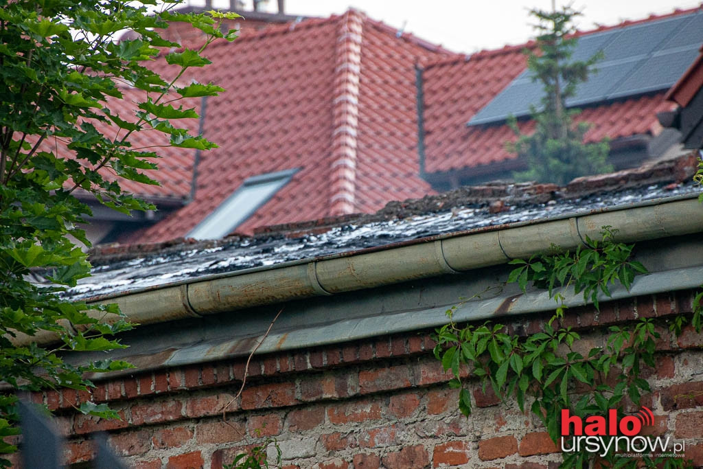 Pożar na Kabatach. Ogień strawił dach pustostanu FOTO