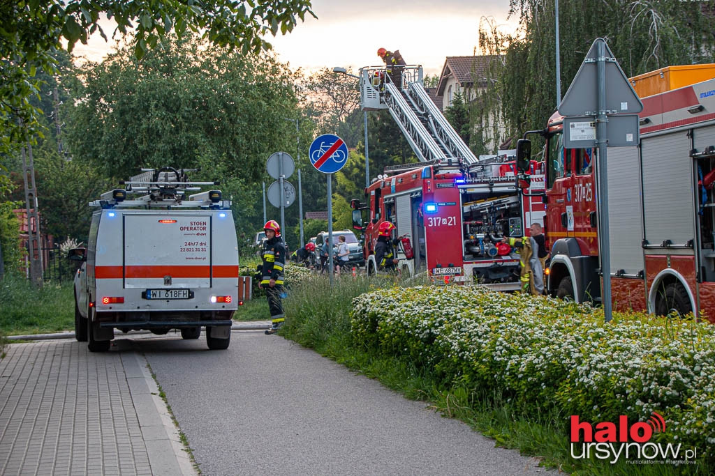 Pożar na Kabatach. Ogień strawił dach pustostanu FOTO