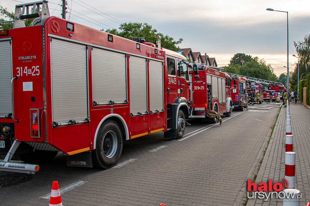 Pożar na Kabatach. Ogień strawił dach pustostanu FOTO
