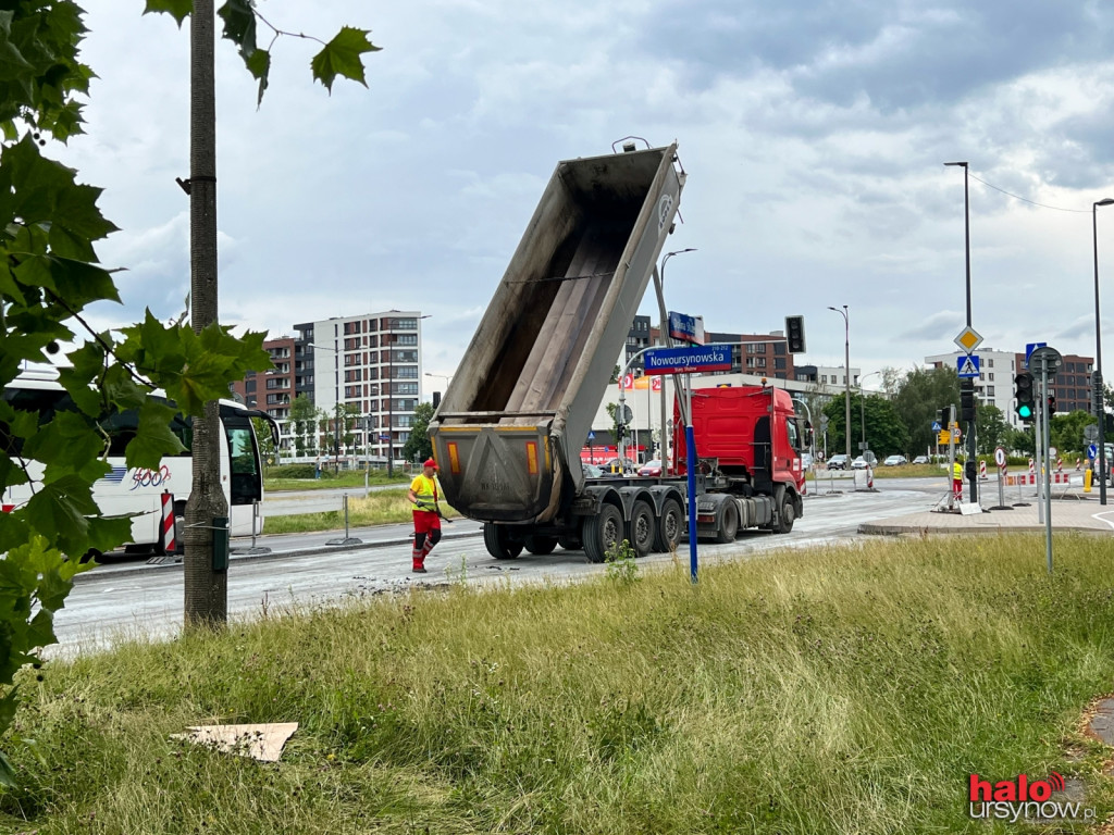 Szybkie frezowanie w Dolince. Piesi i pasażerowie zdezorientowani FOTO