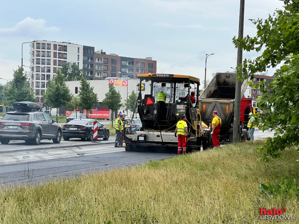 Szybkie frezowanie w Dolince. Piesi i pasażerowie zdezorientowani FOTO