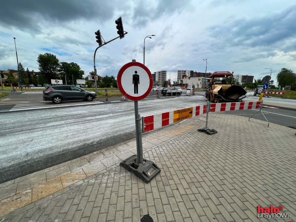 Szybkie frezowanie w Dolince. Piesi i pasażerowie zdezorientowani FOTO