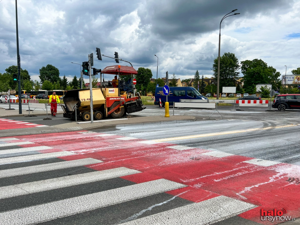 Szybkie frezowanie w Dolince. Piesi i pasażerowie zdezorientowani FOTO