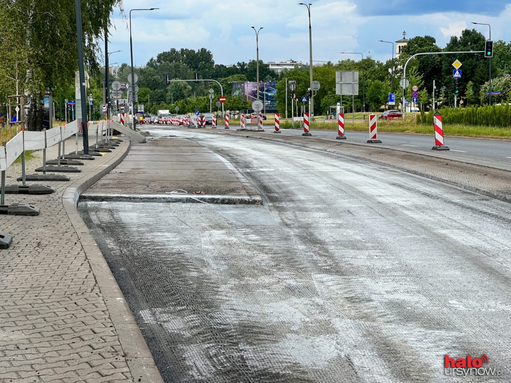 Szybkie frezowanie w Dolince. Piesi i pasażerowie zdezorientowani FOTO