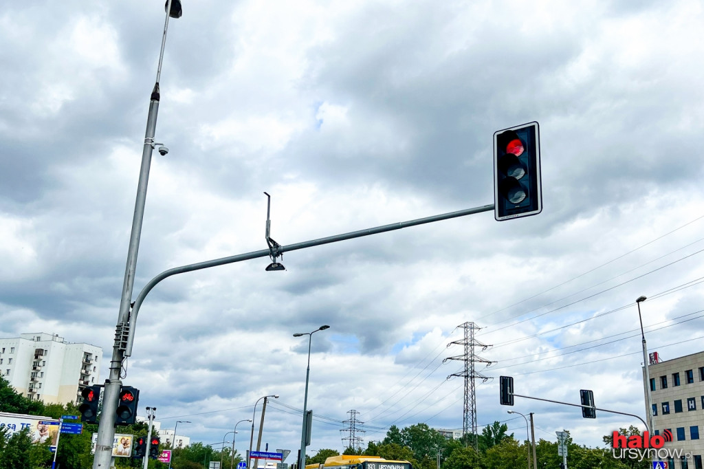 Ciężarówka strąciła sygnalizację nad aleją KEN. FOTO