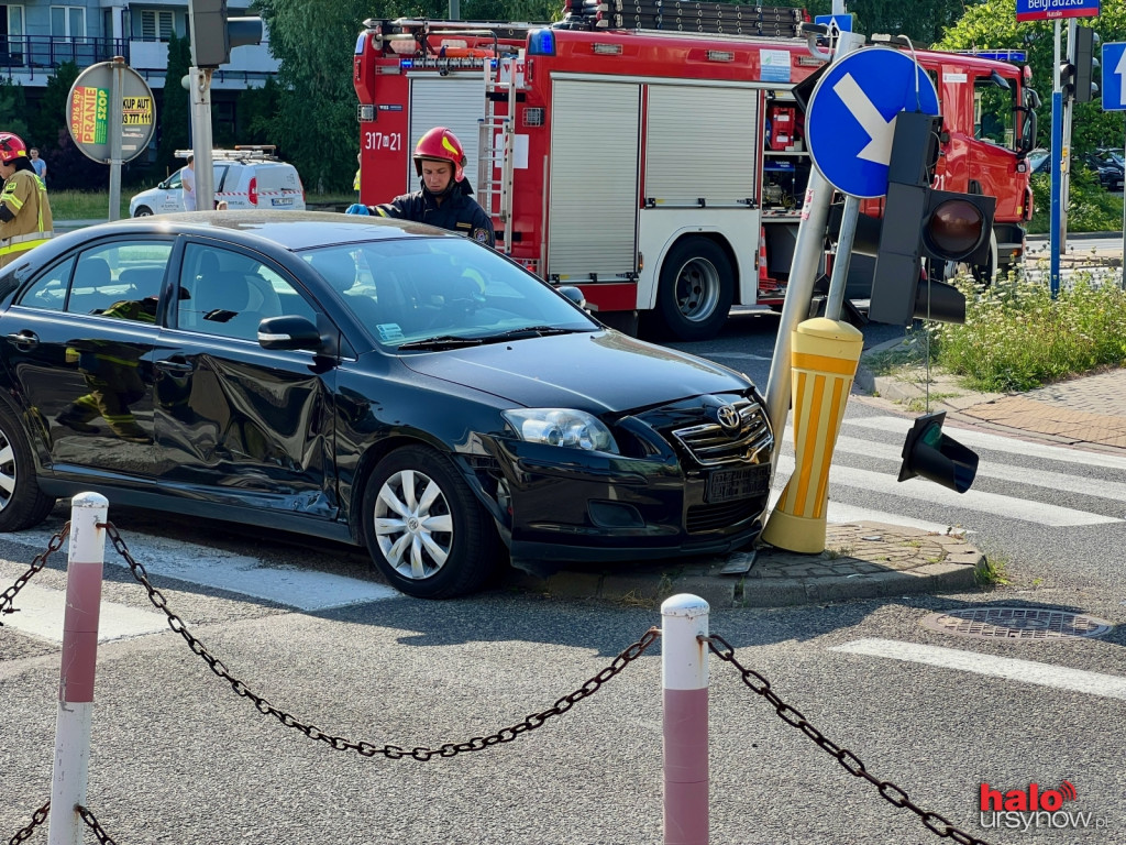 Poważna stłuczka na skrzyżowaniu Belgradzkiej i Rosoła. Niedziałająca sygnalizacja zgubiła kierowców
