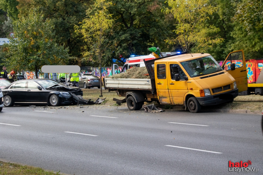 Mercedes wjechał w auto kosiarzy. Ogromne korki na Puławskiej w stronę centrum